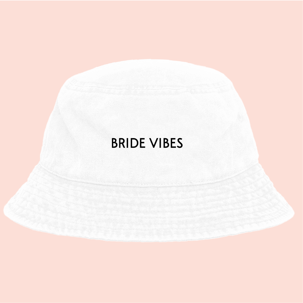 Bucket hat blanco deslavado "bride vibes"
