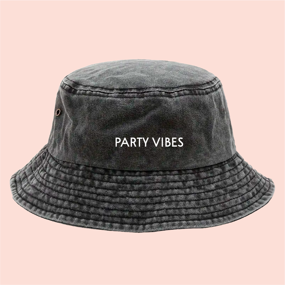 Bucket hat negro deslavado "party vibes"
