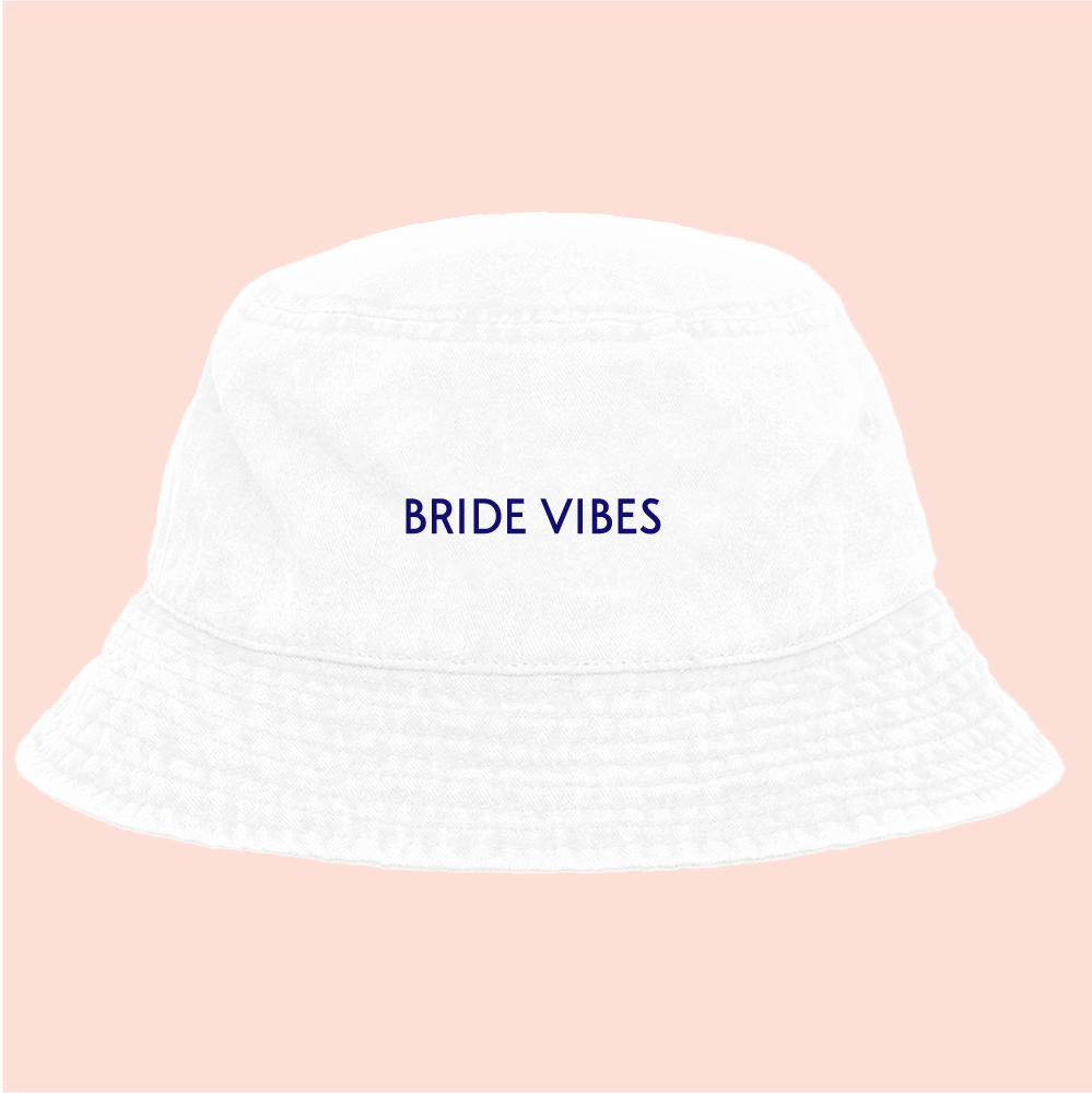 Bucket hat blanco deslavado "bride vibes"