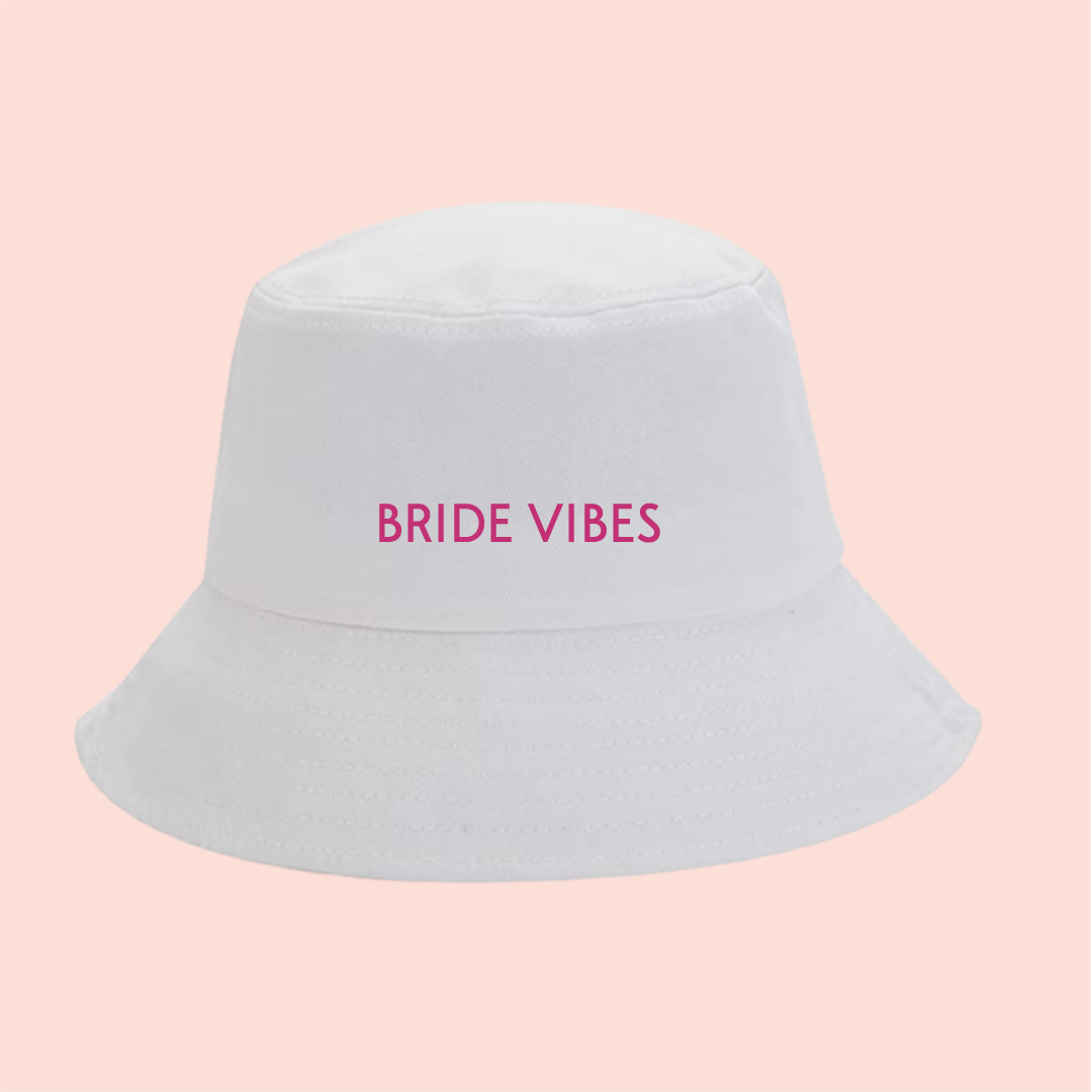 Bucket hat blanco "bride vibes"