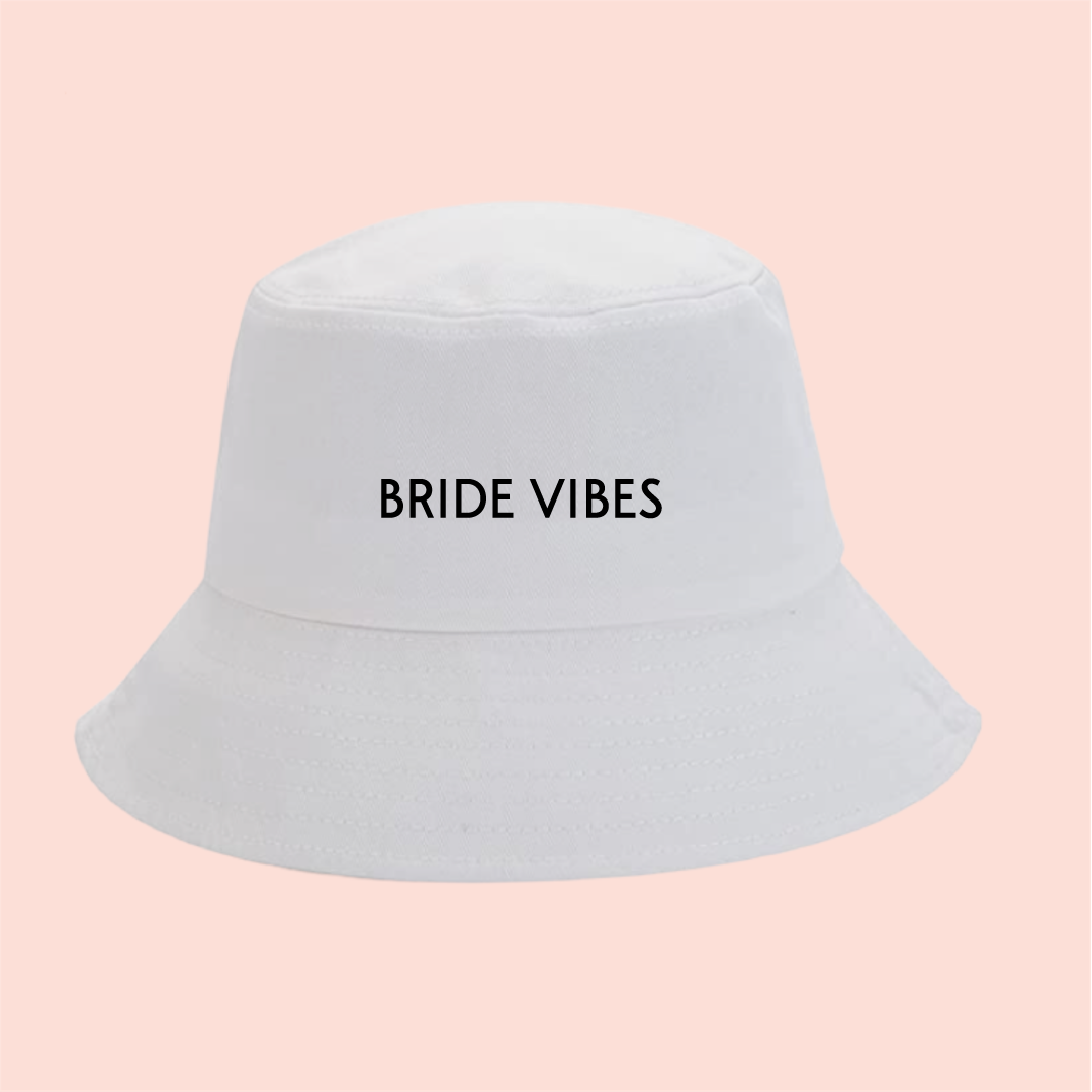 Bucket hat blanco "bride vibes"