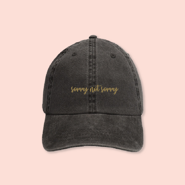 Gorra negra deslavada "Sorry not sorry"