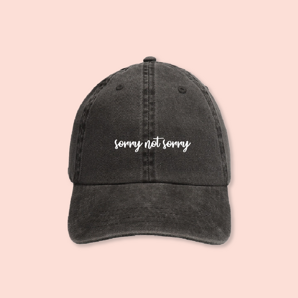 Gorra negra deslavada "Sorry not sorry"