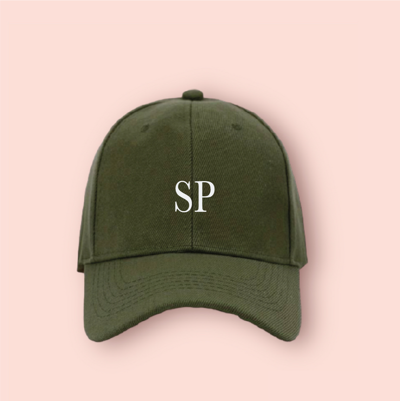 Gorra verde-militar personalizada con iniciales