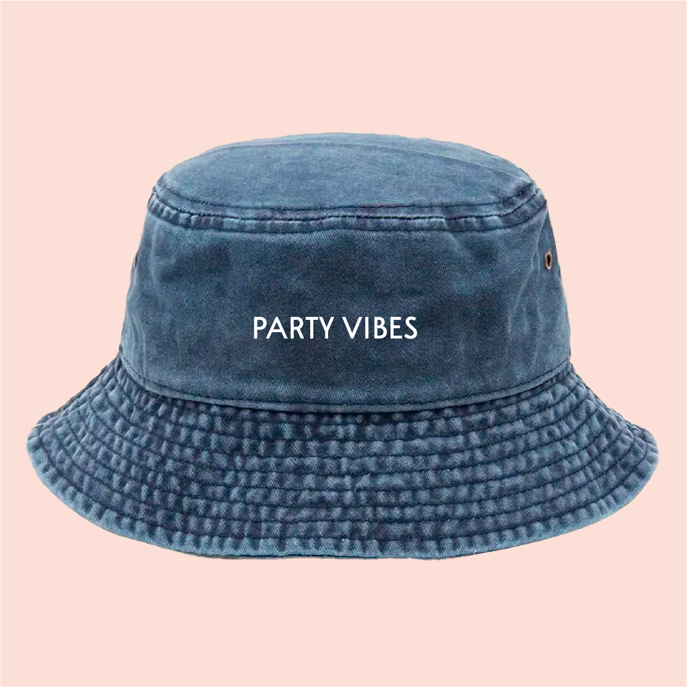 Bucket hat azul deslavado "party vibes"