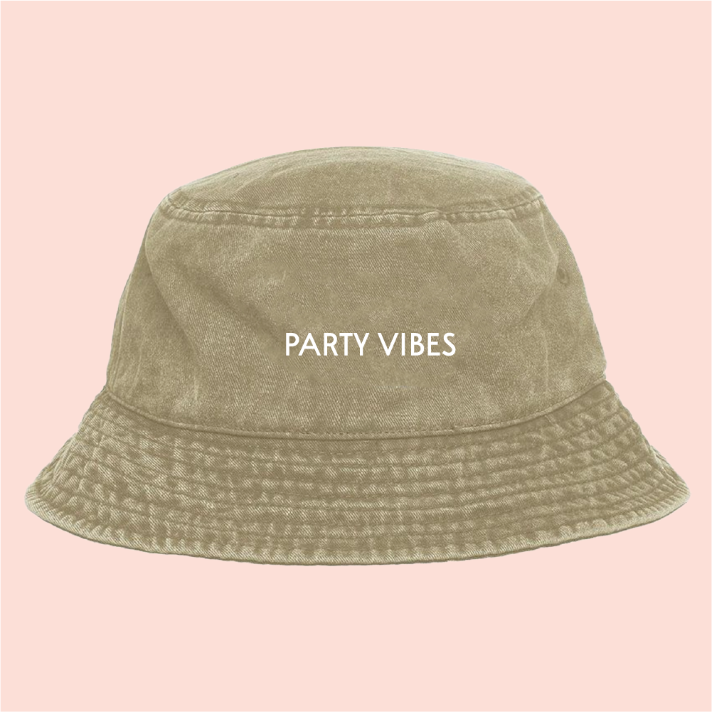 Bucket hat verde deslavado "party vibes"