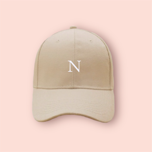 Gorra beige/nude personalizada con iniciales