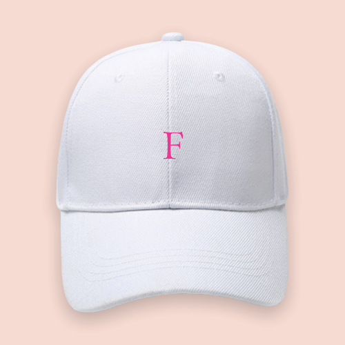 Gorra blanca personalizada con iniciales