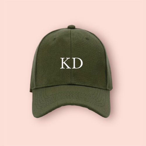 Gorra verde-militar personalizada con iniciales