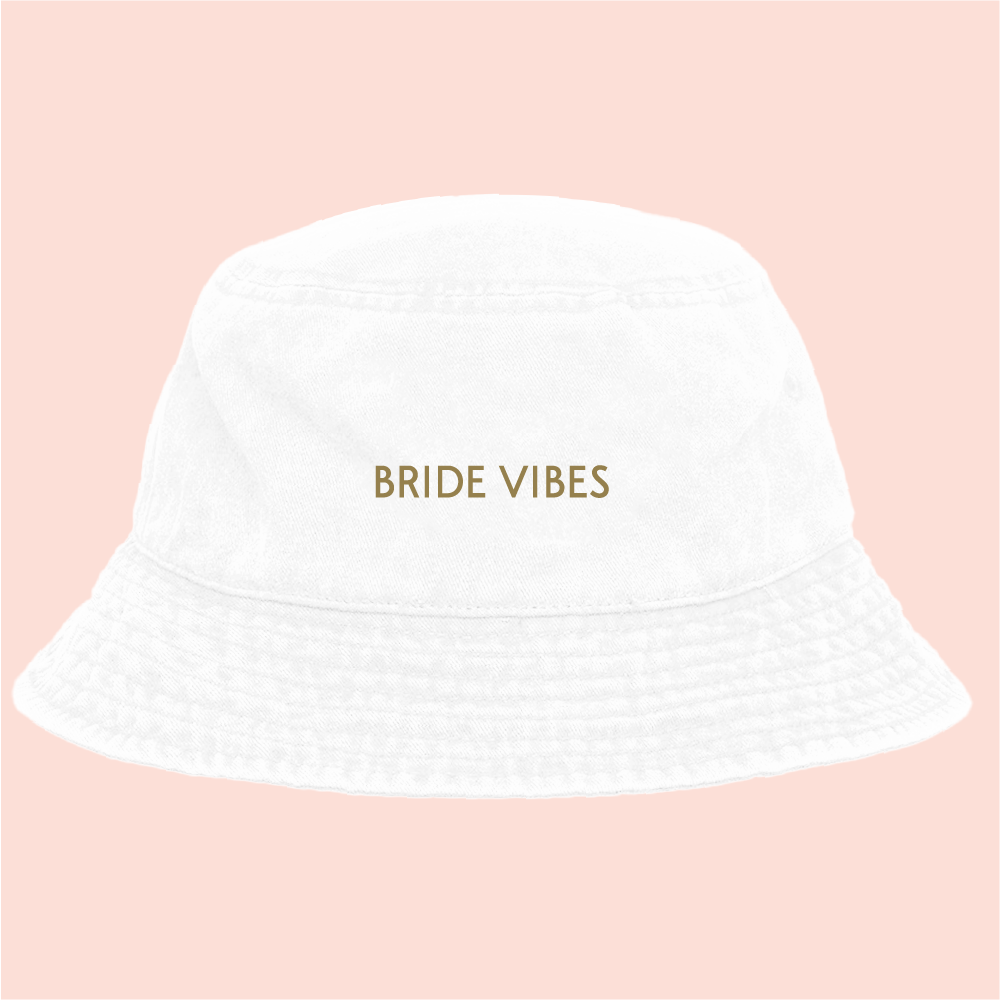 Bucket hat blanco deslavado "bride vibes"