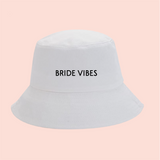 Bucket hat blanco "bride vibes"
