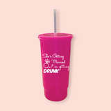 Vaso grande "She´s getting married I´m getting drunk"