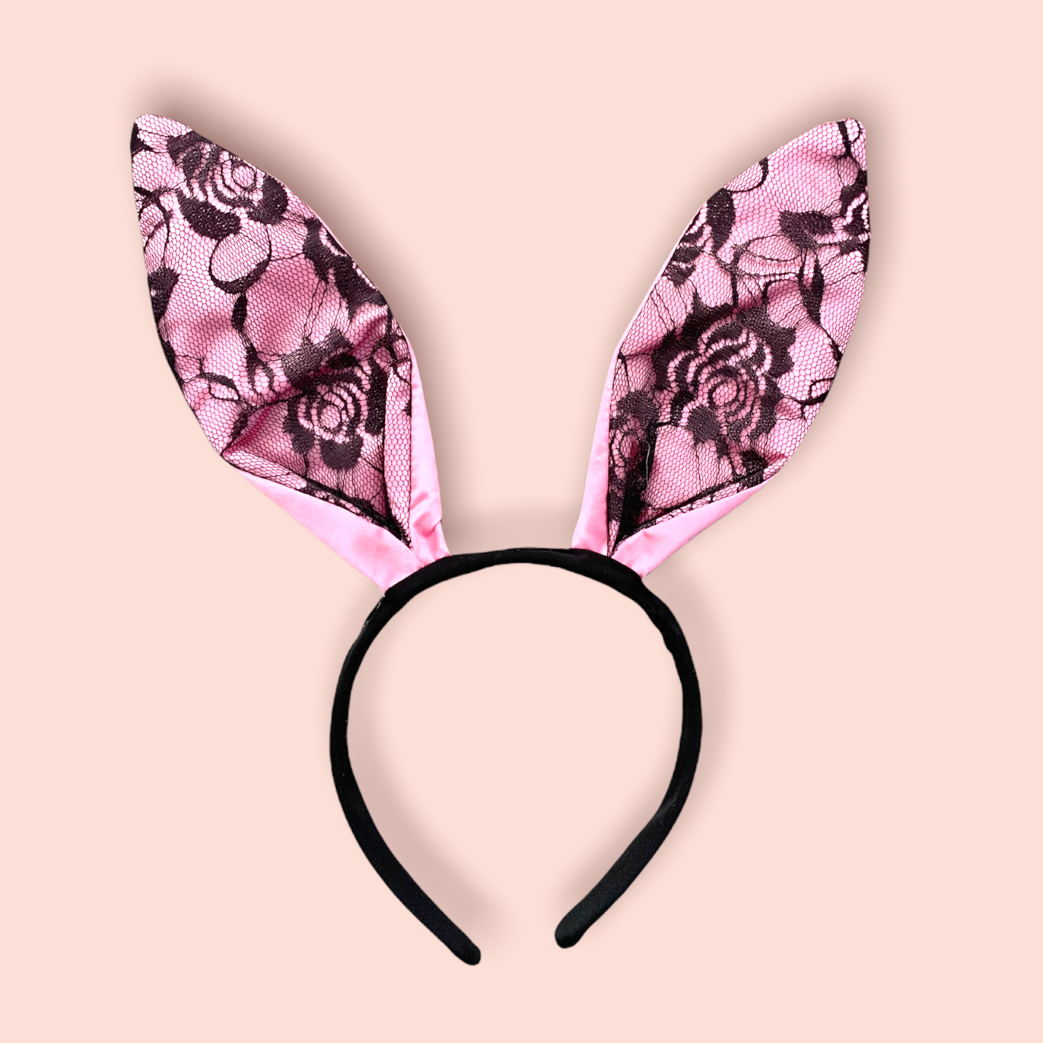 Bunny rosa con encaje negro