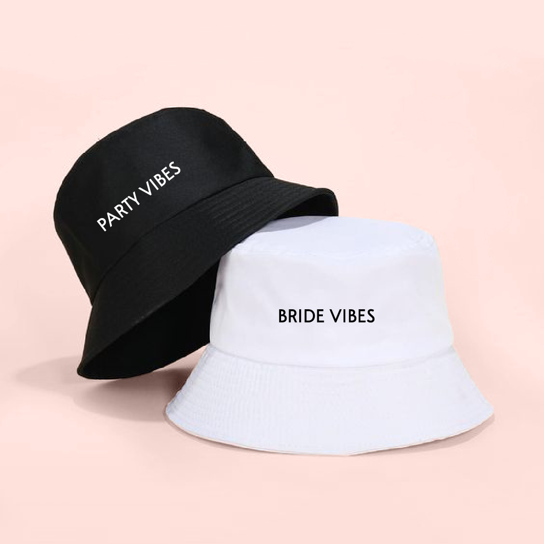 Bucket hat blanco "bride vibes"
